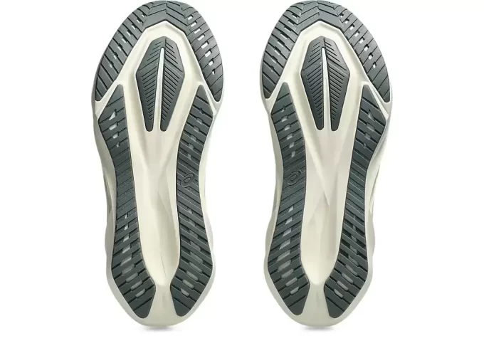 NOVABLAST  5 ASICS TRACK CLUB