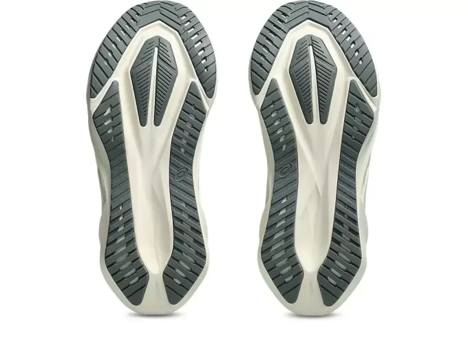 NOVABLAST  5 ASICS TRACK CLUB